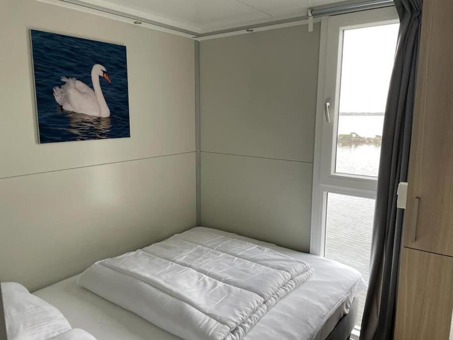 Houseboot Kingfisher, Lake View Биддингхёйзен Экстерьер фото